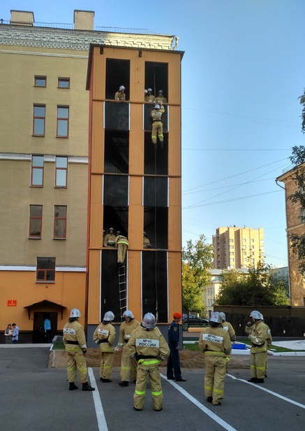 Будущие специалисты пожарной безопасности выполняют упражнения на тренировочной башне