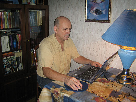 Соболев Николай Николаевич за работой дома, 2007 год